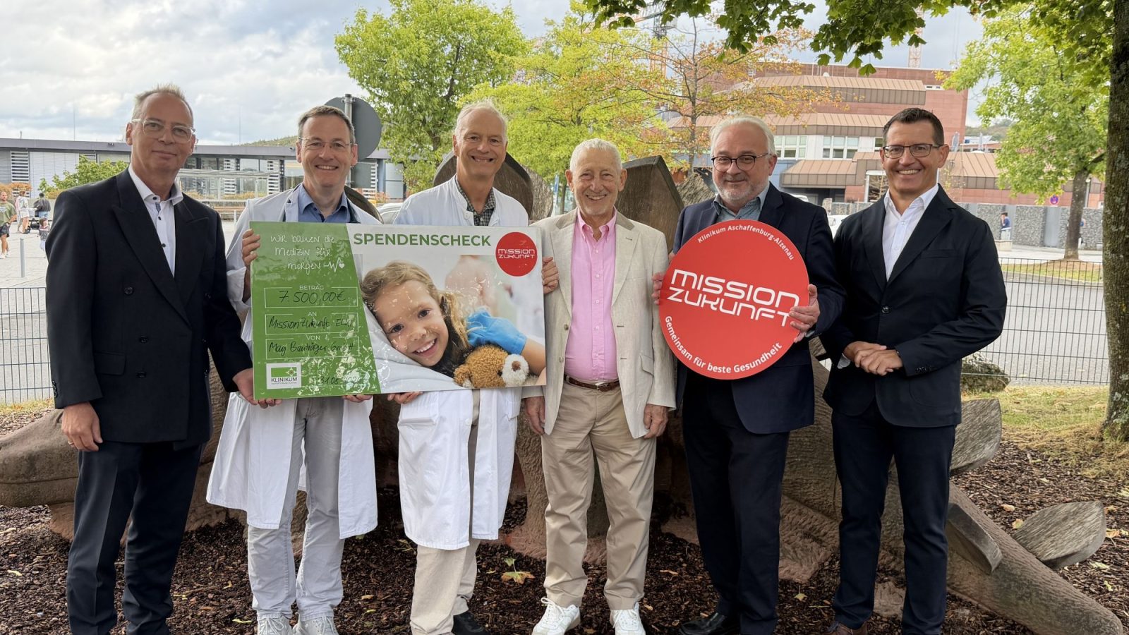 Spendenübergabe vor dem Klinikum
Aschaffenburg-Alzenau (v.l.n.r.) mit der May Bauträger GmbH: 

Bernd Howar (Geschäftsführung), Prof. Jörg Klepper (Chefarzt der Klinik für Kinder- und Jugendmedizin), Christian Wieg (Chefarzt der Abteilung für Neonatologie und pädiatrische Intensivmedizin), Norbert May (Firmengründer), Jürgen Baumstark (Geschäftsführung) und Stefan Hasenstab (Geschäftsführung).