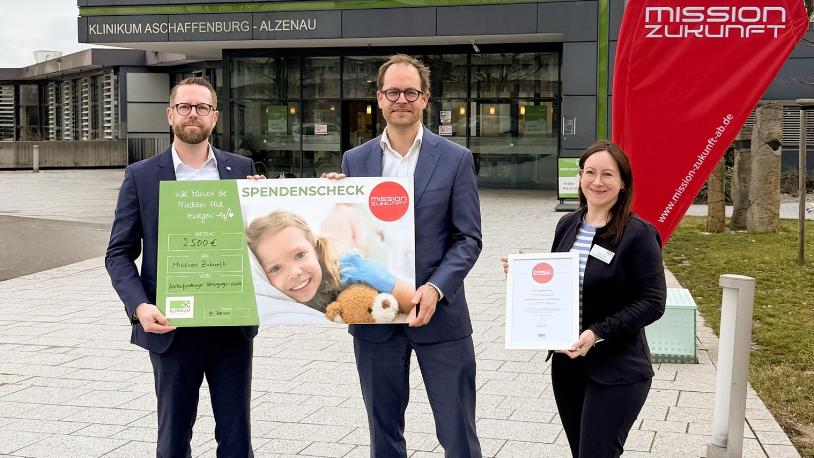 Spendenübergabe am Klinikum Aschaffenburg-Alzenau (v.l.n.r.): Sebastian Lehotzki (Geschäftsführer Klinikum Aschaffenburg-Alzenau), Stefan Maunz (Geschäftsführer Aschaffenburger Versorgungs-GmbH), Jennifer Fries (Fundraiserin am Klinikum Aschaffenburg-Alzenau