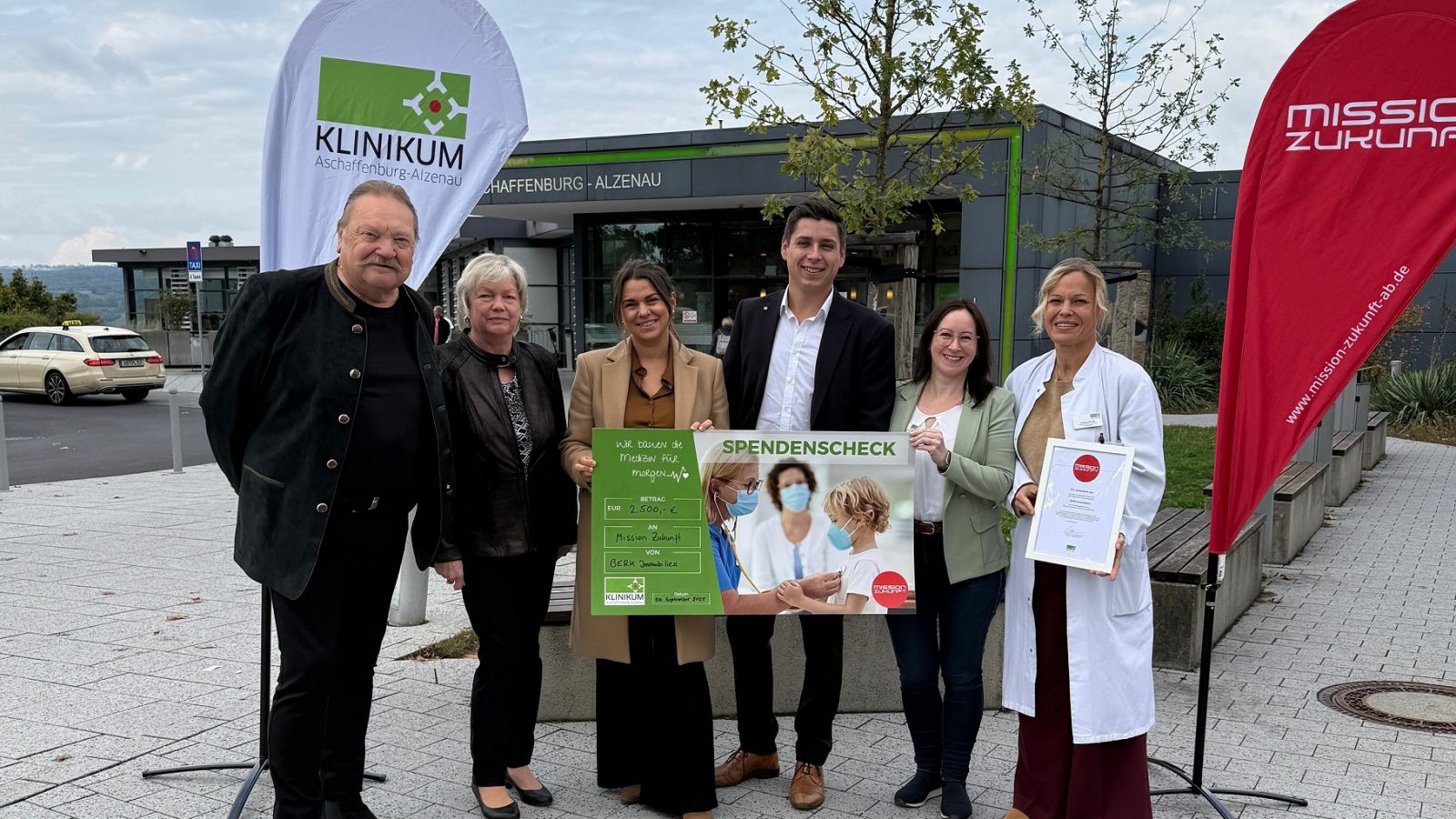 Spendenübergabe BERK Immobilien klein Spendenübergabe am Klinikum Aschaffenburg-Alzenau (v.l.n.r.): Hans und Ursula Kühn (Botschafter der Mission Zukunft), Luisa Berk und Christian Klissenbauer (BERK Immobilien), Jennifer Fries (Fundraiserin Klinikum Aschaffenburg-Alzenau), Barbara Niesigk (Sektionsleiterin Geburtshilfe)