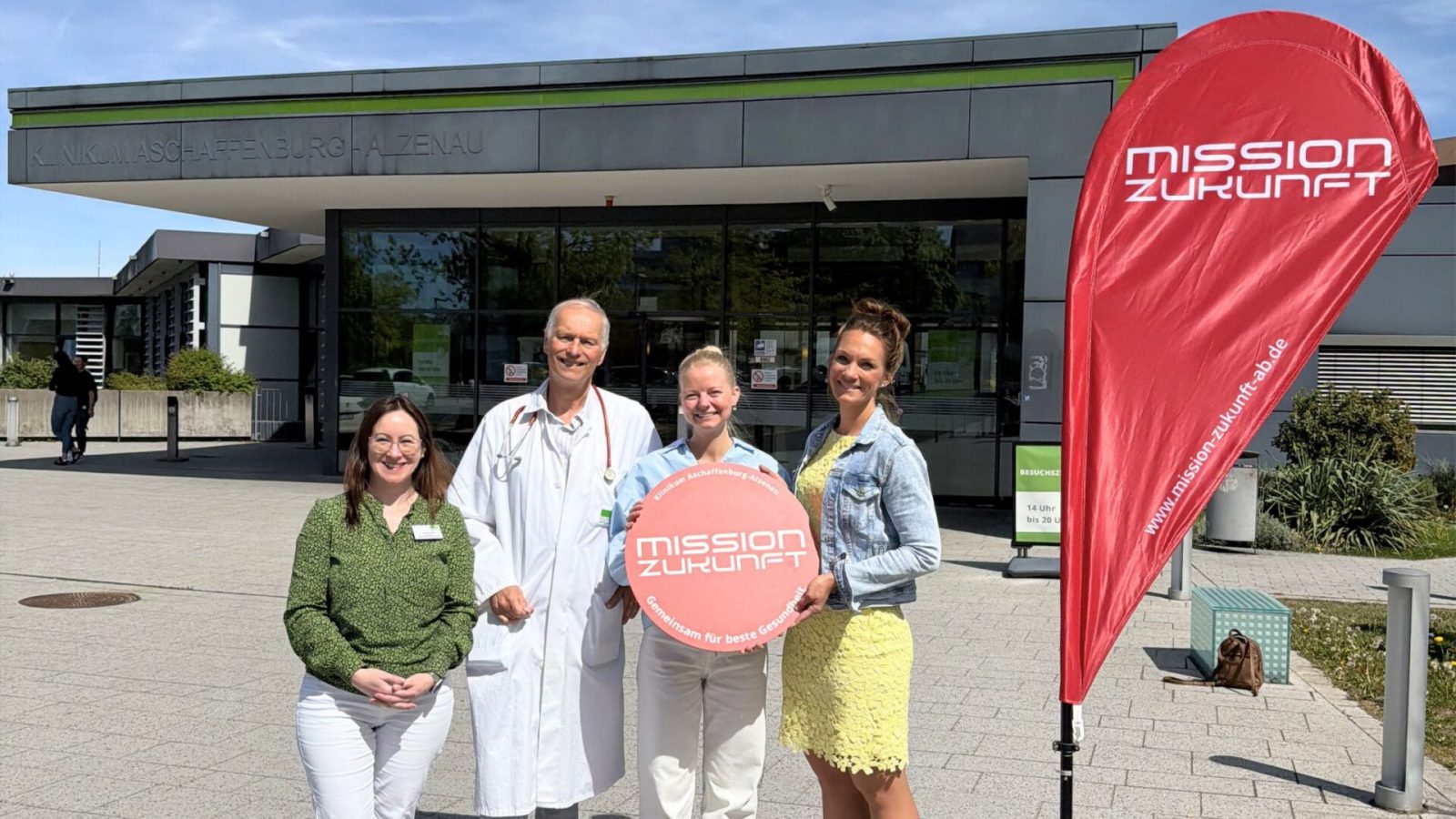 Spendenübergabe am Klinikum Aschaffenburg-Alzenau (v.l.n.r.): Jennifer Fries (Fundraiserin Klinikum Aschaffenburg-Alzenau), Dr. Christian Wieg (Chefarzt der Abteilung für Neonatologie und pädiatrische Intensivmedizin), Pauline Sittinger, Natascha Stais