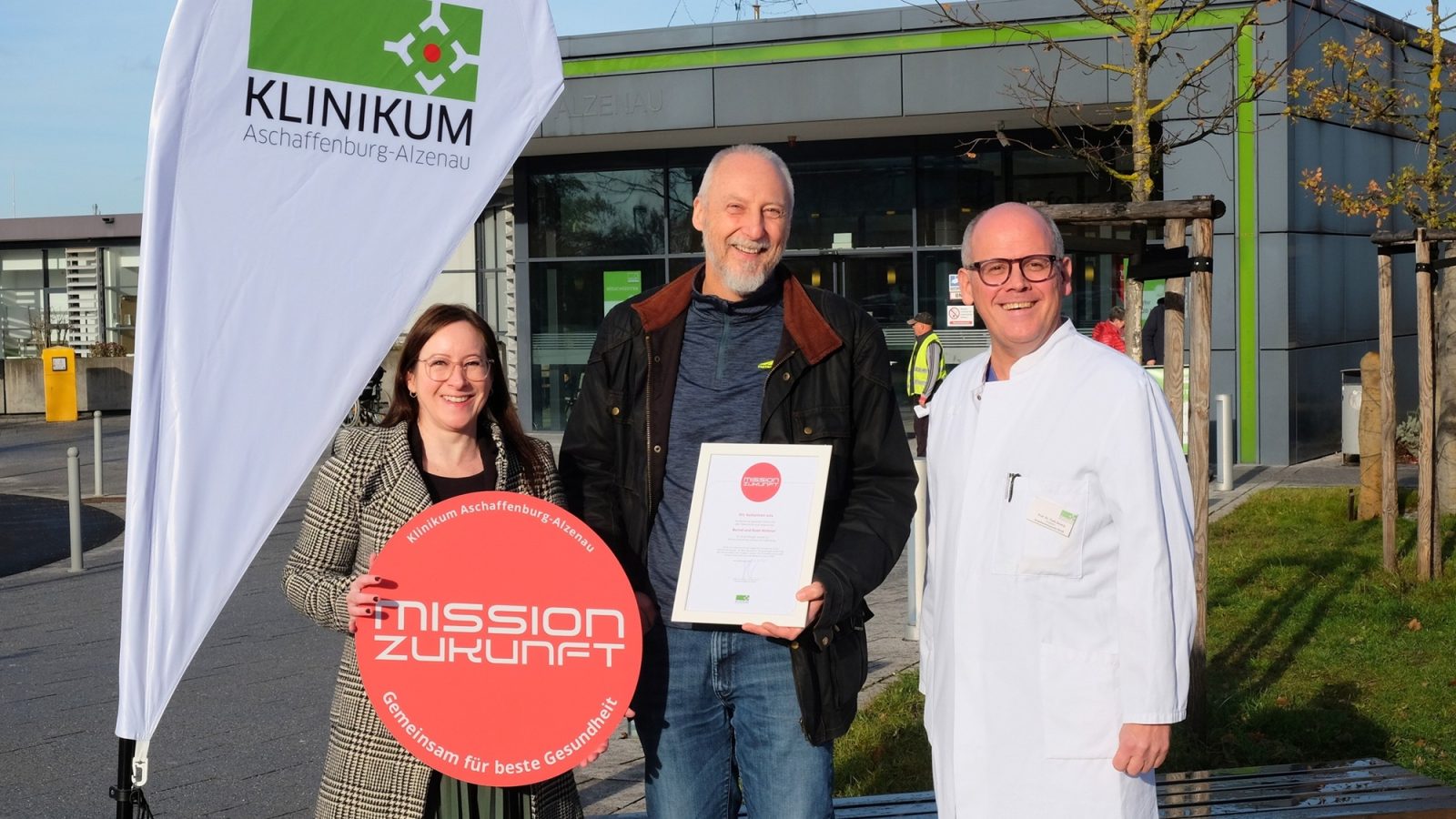 Spendenübergabe am Klinikum Aschaffenburg-Alzenau (v.l.n.r.): Jennifer Fries (Fundraiserin Klinikum Aschaffenburg-Alzenau), Bernd Wehner, Prof. York Zausig (Ärztlicher Direktor und Chefarzt der Klinik für Anästhesiologie und Operative Intensivmedizin)