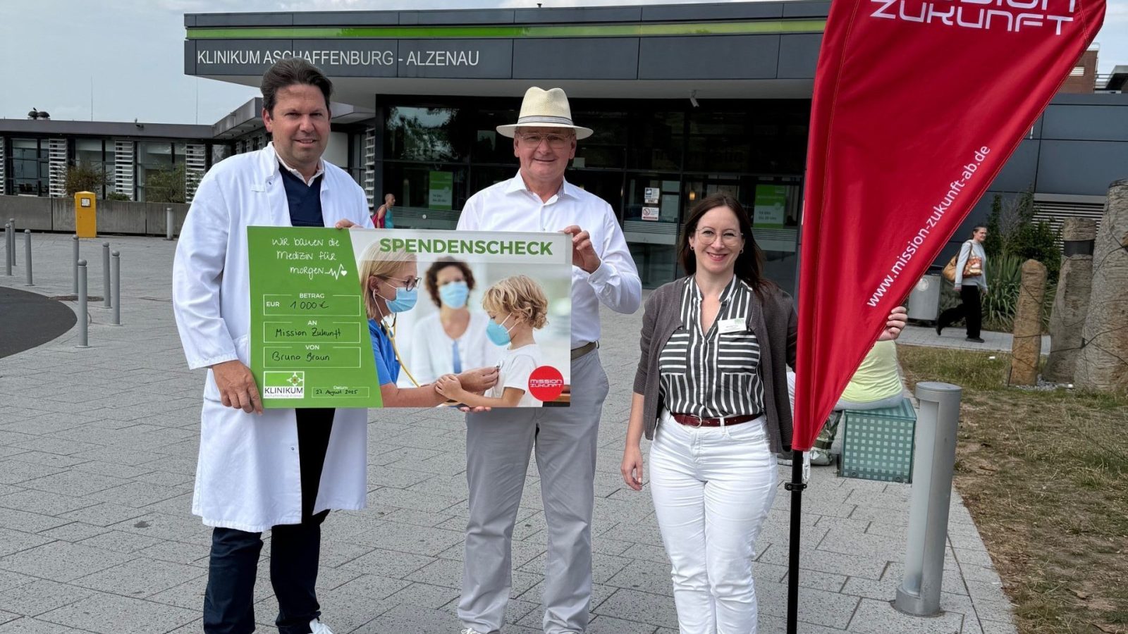Das Foto zeigt von links: Dr. Sebastian Rogenhofer (Chefarzt der Urologie am Klinikum Aschaffenburg-Alzenau), Bruno Braun, Jennifer Fries (Fundraiserin am Klinikum Aschaffenburg-Alzenau)