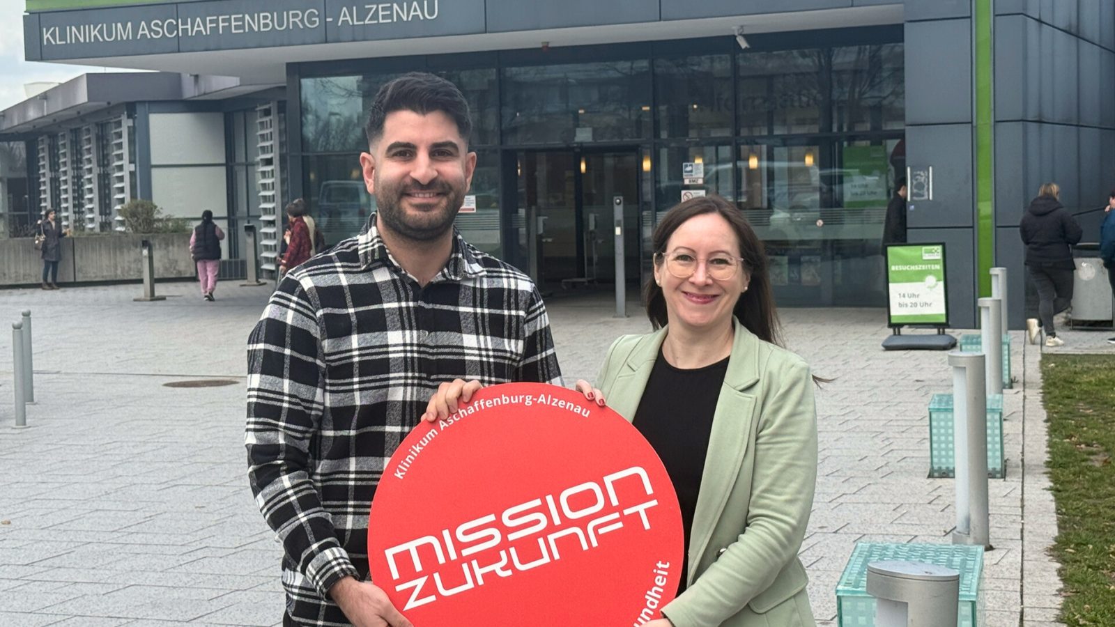 Spendenübergabe am Klinikum Aschaffenburg-Alzenau (v.l.n.r.): Eray Koyuncu (Da Capo Varieté Aschaffenburg), Jennifer Fries (Fundraiserin am Klinikum)