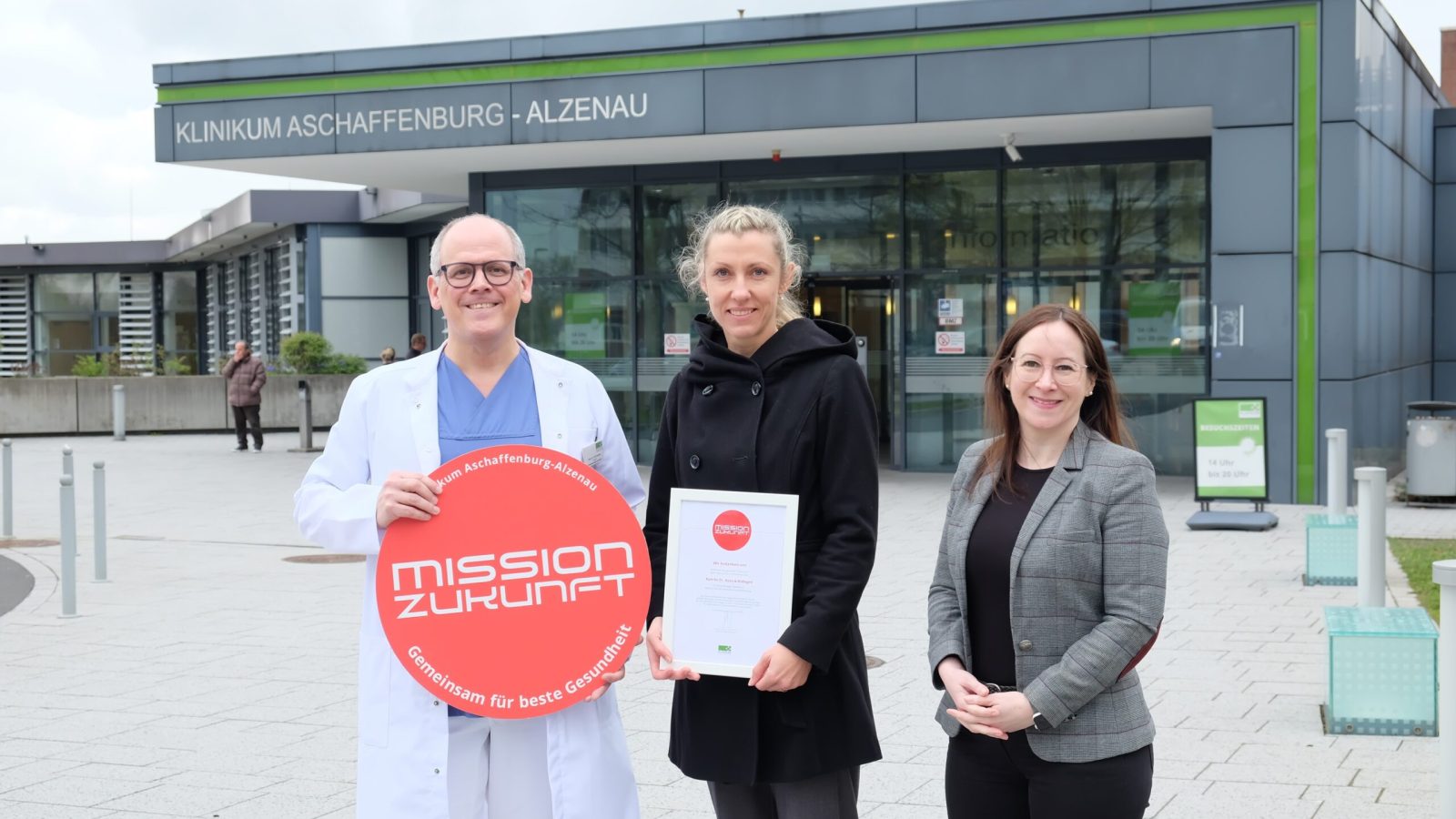Spendenübergabe am Klinikum Aschaffenburg-Alzenau (v.l.n.r.): Prof. York Zausig (Ärztlicher Direktor und Chefarzt der Klinik für Anästhesiologie und Operative Intensivmedizin), Verena Hübler (Rechtsanwältin Dr. Koos & Kollegen), Jennifer Fries (Fundraiserin Klinikum Aschaffenburg-Alzenau)