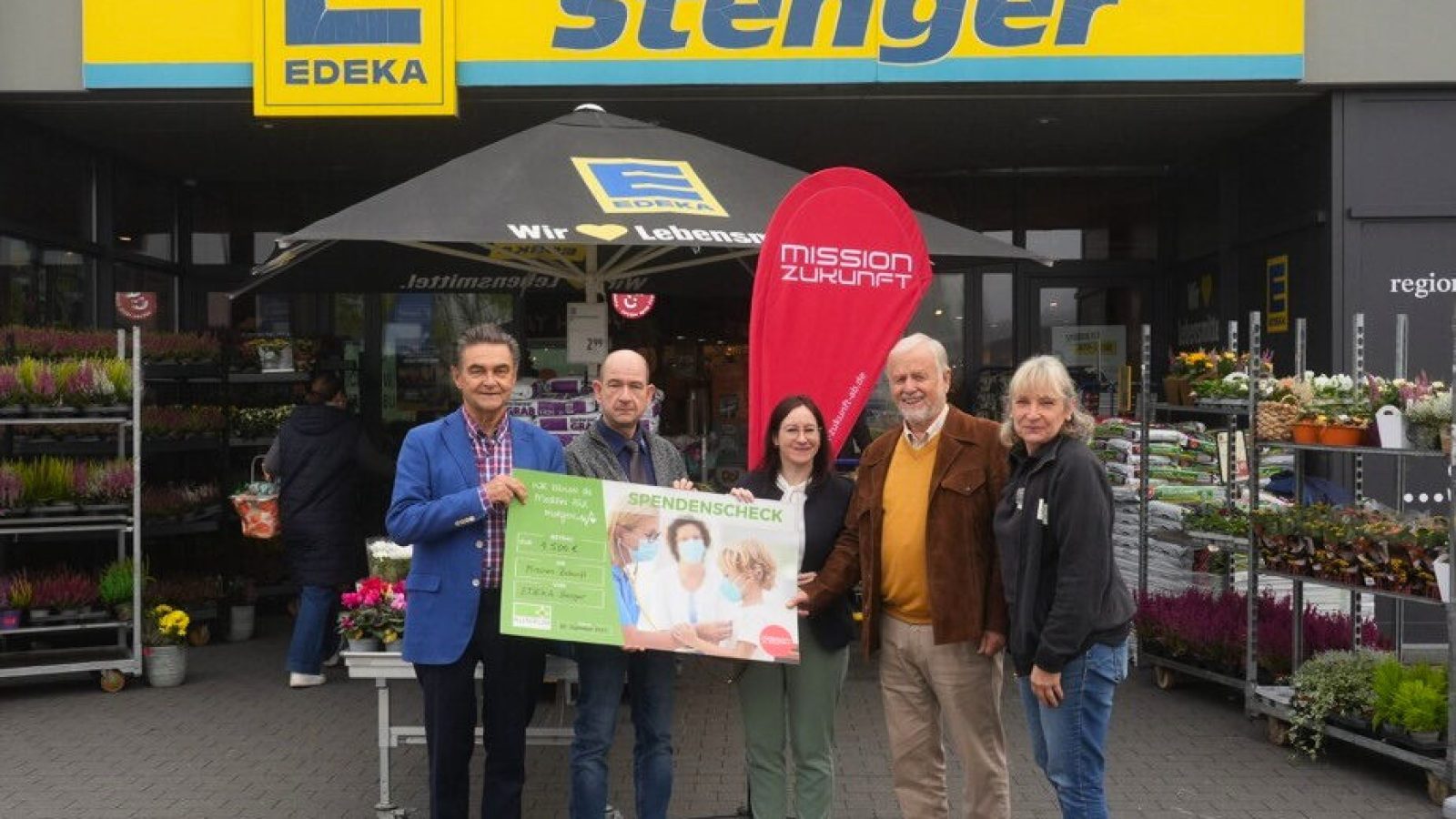 Spendenübergabe (v.l.n.r.): Klaus Herzog (Oberbürgermeister Aschaffenburg a. D. und Botschafter der Mission Zukunft), Hubert Labudda (EDEKA Stenger Marktleiter Würzburger Straße), Jennifer Fries (Fundraiserin Klinikum Aschaffenburg-Alzenau), Werner Elsässer (Bürgermeister Aschaffenburg a. D. und Botschafter der Mission Zukunft), Katja Grenda (EDEKA Stenger stellv. Marktleiterin Würzburger Straße)
