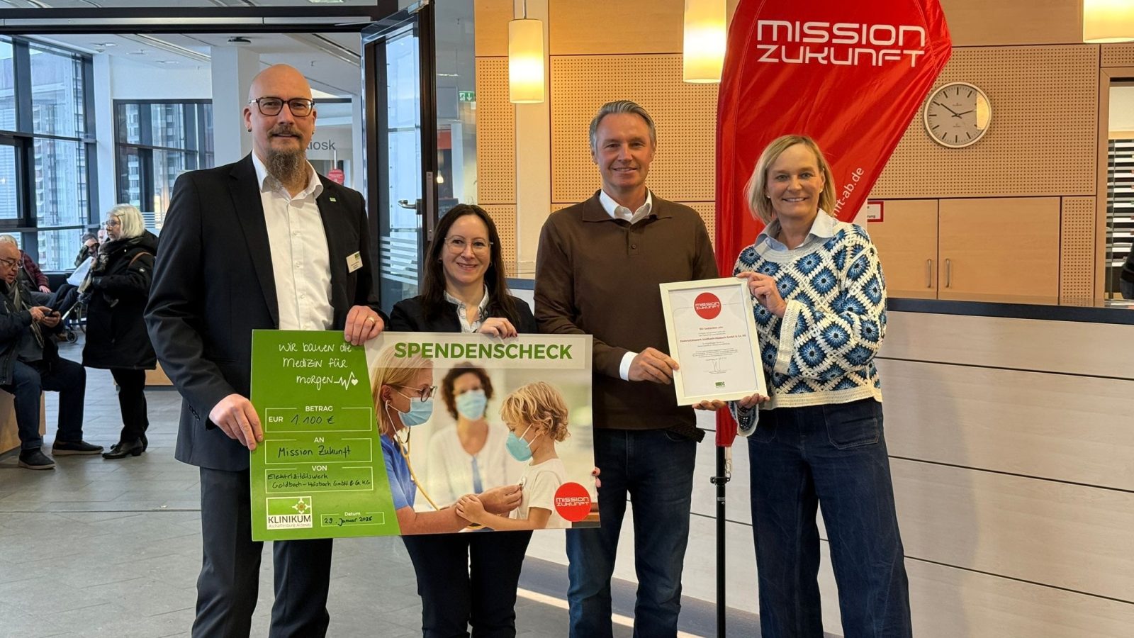 Spendenübergabe im Klinikum Aschaffenburg-Alzenau (v.l.n.r.): Johannes Hofmann (Pflegedirektor Klinikum Aschaffenburg-Alzenau), Jennifer Fries (Fundraiserin am Klinikum Aschaffenburg-Alzenau), Thomas Vollmuth (Geschäftsführer Elektrizitätswerk Goldbach-Hösbach GmbH & Co. KG), Sandra Rußmann (1. Bürgermeisterin Goldbach)