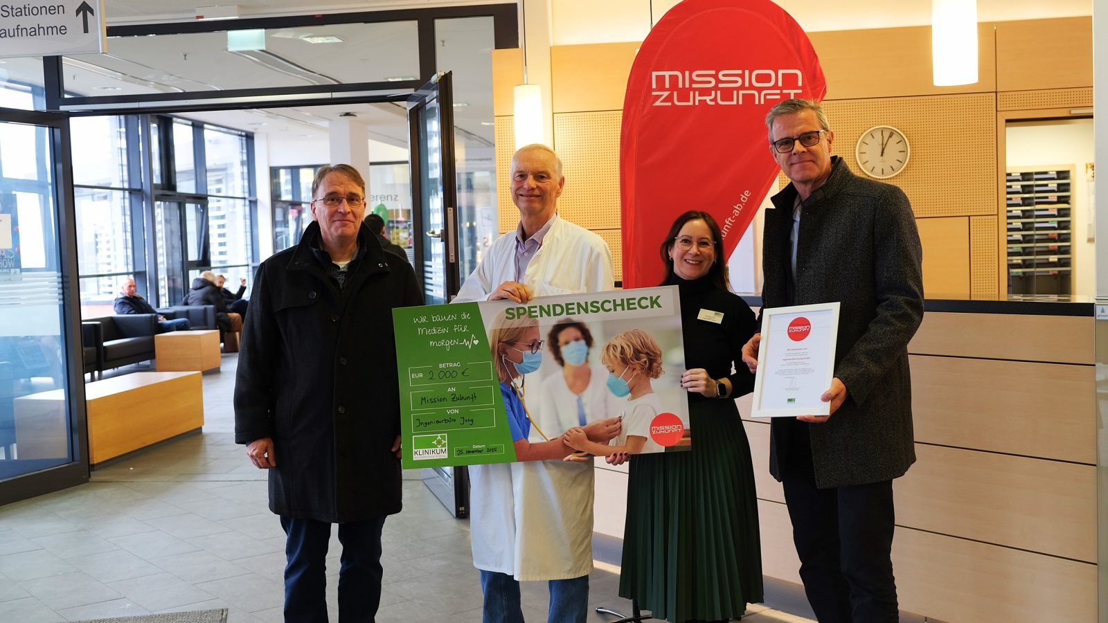 Spendenübergabe im Klinikum Aschaffenburg-Alzenau (v.l.n.r.): Albert Staab (Prokurist und kaufm. Leiter Ingenieurbüro Jung GmbH), Dr. Christian Wieg (Chefarzt der Abteilung für Neonatologie und pädiatrische Intensivmedizin), Jennifer Fries (Fundraiserin Klinikum Aschaffenburg-Alzenau), Andreas Ohmann (Geschäftsführer Ingenieurbüro Jung GmbH)