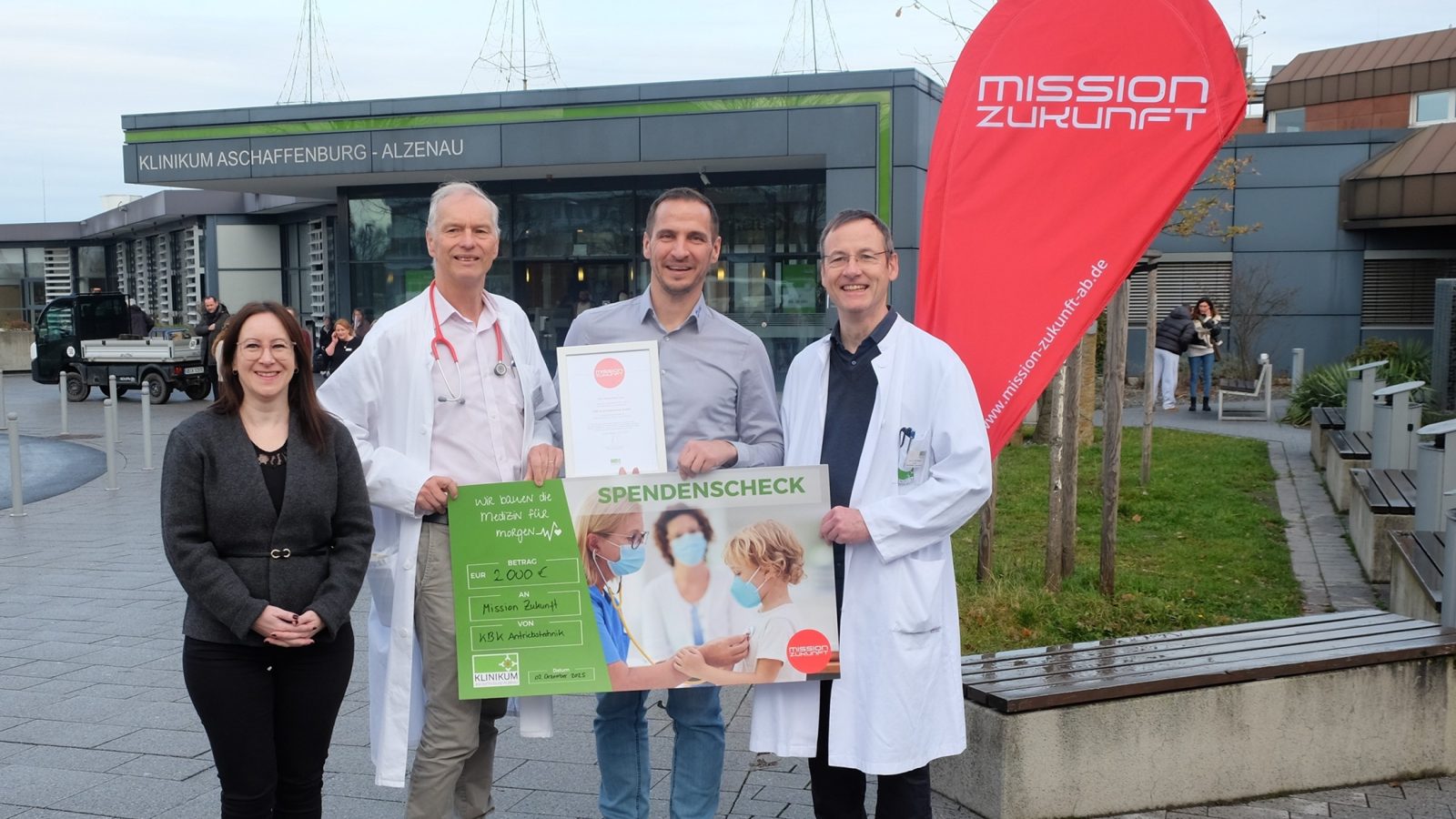 Spendenübergabe am Klinikum Aschaffenburg-Alzenau (v.l.n.r.): Jennifer Fries (Fundraiserin Klinikum Aschaffenburg-Alzenau), Dr. Christian Wieg (Chefarzt der Abteilung für Neonatologie und pädiatrische Intensivmedizin), Sven Karpstein (Geschäftsführer KBK Antriebstechnik GmbH), Prof. Jörg Klepper (Chefarzt der Klinik für Kinder- und Jugendmedizin)