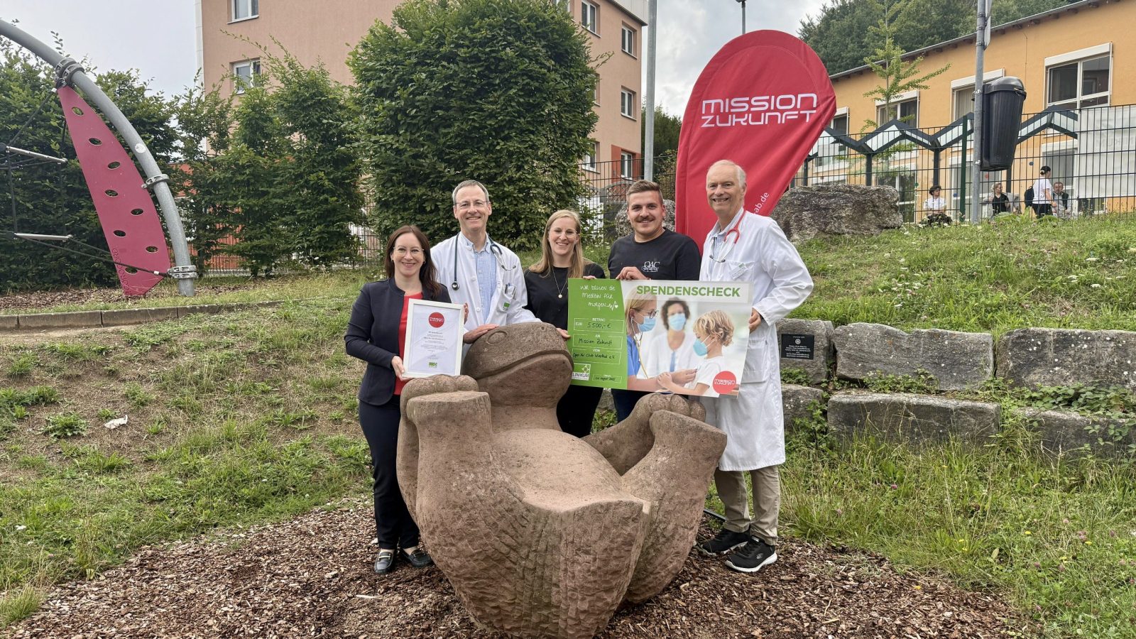 Spendenübergabe (v.l.n.r.): Jennifer Fries (Fundraiserin Klinikum Aschaffenburg-Alzenau), Prof. Jörg Klepper (Chefarzt der Klinik für Kinder- und Jugendmedizin), Eva Klöckner (Medien- und Werbebeauftragte Open Air Club Wiesthal e. V.), Robin Wagner (2. Vorstand Open Air Club Wiesthal e. V.), Dr. Christian Wieg (Chefarzt der Abteilung für Neonatologie und pädiatrische Intensivmedizin)