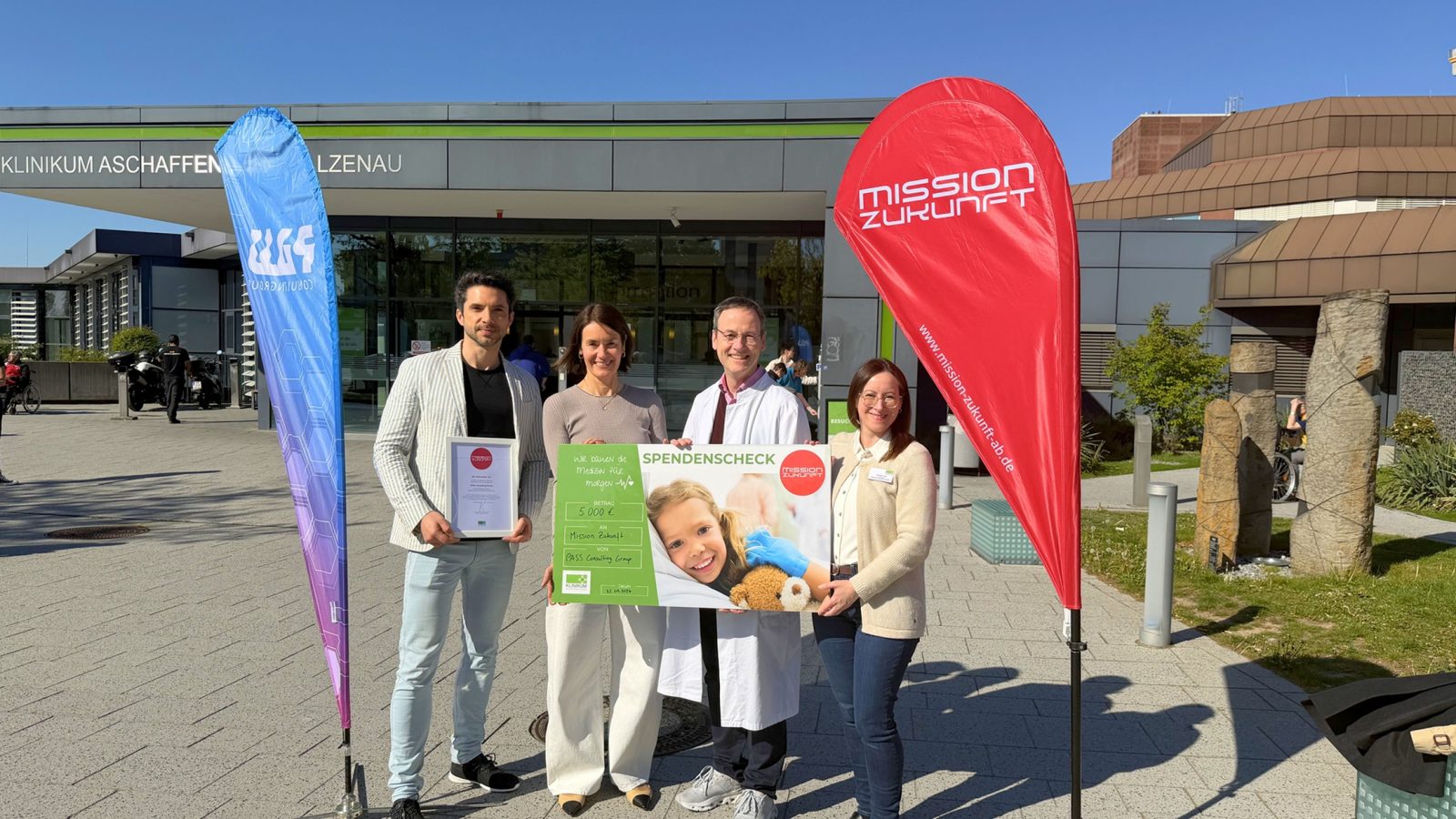 Spendenübergabe am Klinikum Aschaffenburg-Alzenau (v.l.n.r.): Jan Rienecker (Chief Human Resources Officer PASS Consulting Group), Heidrun Fernau-Rienecker (Chief Marketing Officer PASS Consulting Group), Prof. Jörg Klepper (Chefarzt der Klinik für Kinder- und Jugendmedizin), Jennifer Fries (Fundraiserin Klinikum Aschaffenburg-Alzenau)