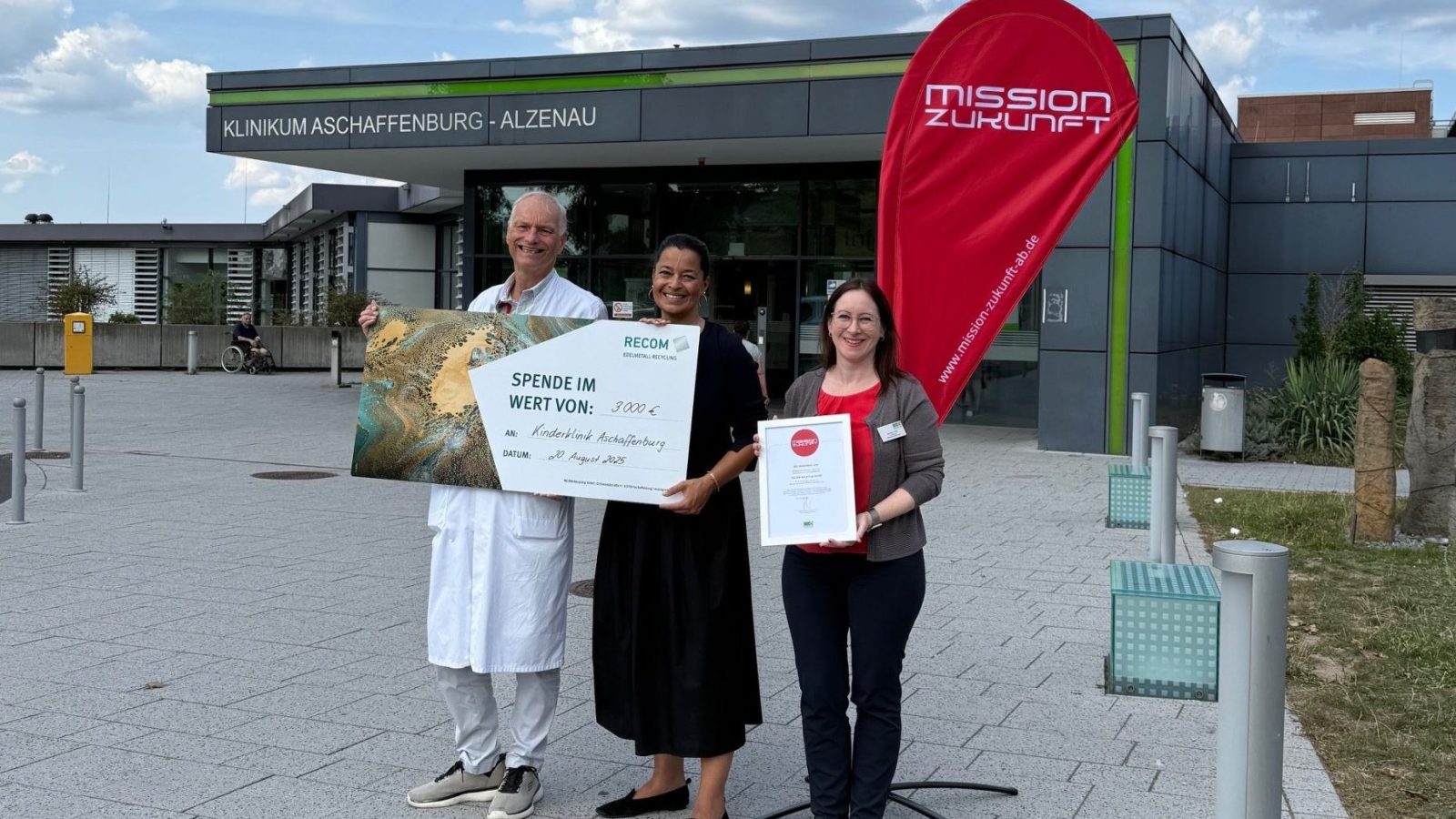 Spendenübergabe (v.l.n.r.): Dr. Christian Wieg (Chefarzt der Abteilung für Neonatologie und pädiatrische Intensivmedizin), Melanie Männche (Geschäftsführerin RECOM Recycling GmbH), Jennifer Fries (Fundraiserin Klinikum Aschaffenburg-Alzenau)