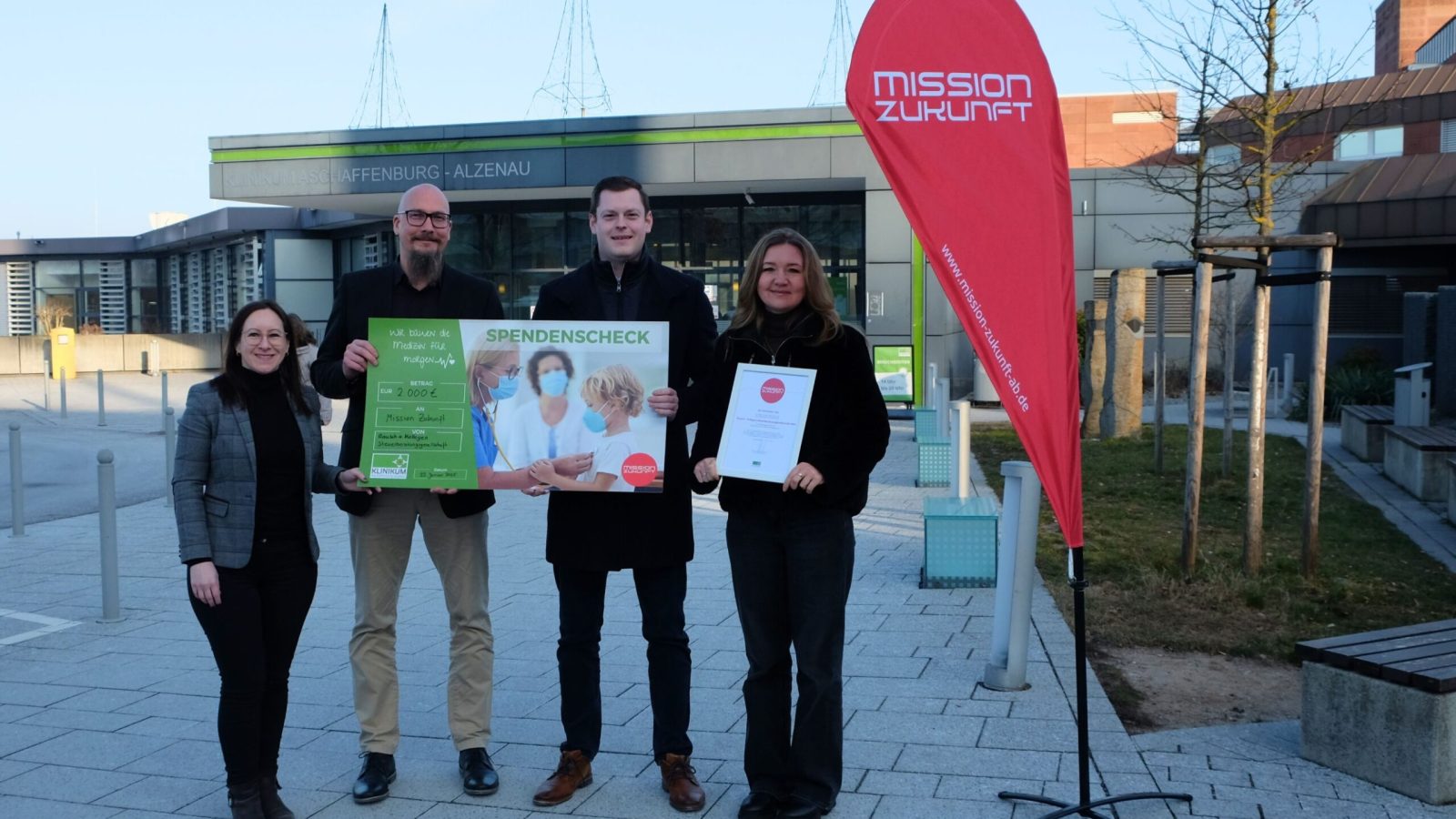Spendenübergabe am Klinikum Aschaffenburg-Alzenau (v.l.n.r.): Jennifer Fries (Fundraiserin am Klinikum Aschaffenburg-Alzenau), Johannes Hofmann (Pflegedirektor Klinikum), Tim Schlosser (Geschäftsführer Rausch + Kollegen), Irina Krez (Geschäftsführerin Rausch + Kollegen)