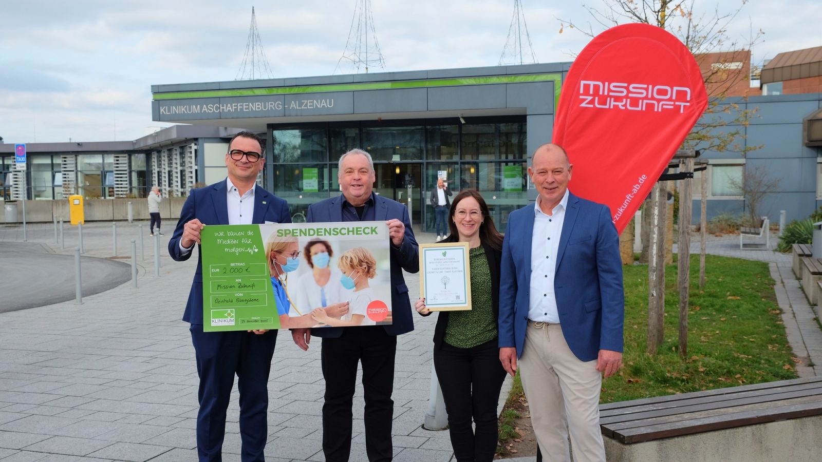 Spendenübergabe am Klinikum Aschaffenburg-Alzenau (v.l.n.r.): Sven Betz (OP-Manager am Klinikum Aschaffenburg-Alzenau), Arnd Reinhold (Geschäftsführer Reinhold Bürosysteme GmbH), Jennifer Fries (Fundraiserin Klinikum Aschaffenburg-Alzenau), Ronald Krauss (Leitung Vertrieb Reinhold Bürosysteme GmbH)