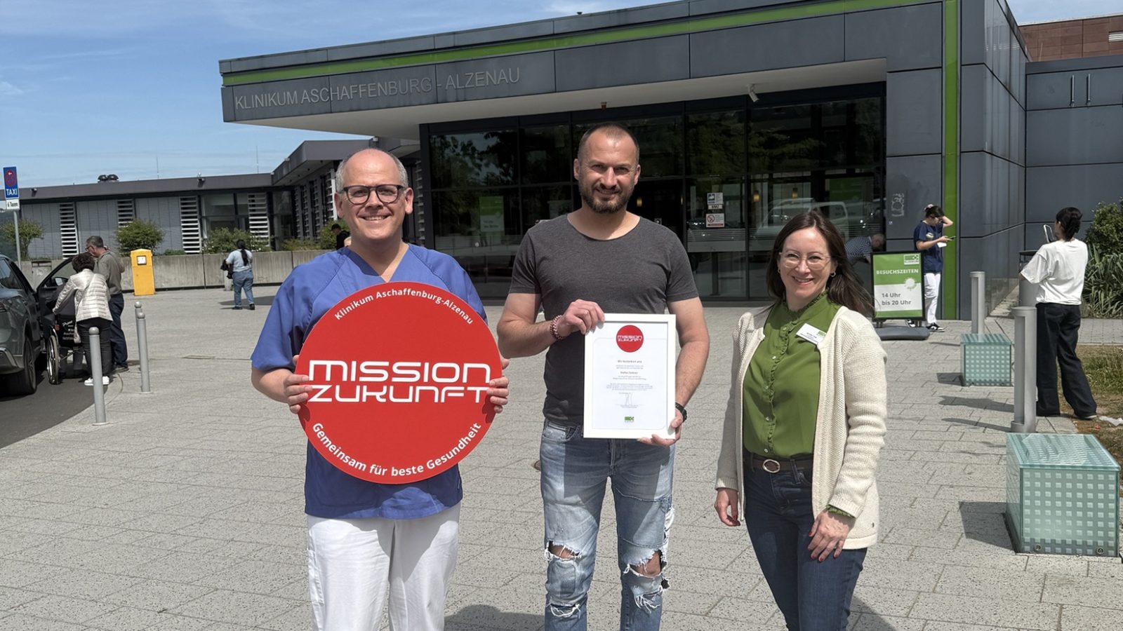 Spendenübergabe am Klinikum Aschaffenburg-Alzenau (v.l.n.r.): Prof. York Zausig (Ärztlicher Direktor und Chefarzt der Klinik für Anästhesiologie und Operative Intensivmedizin), Stefan Seitner, Jennifer Fries (Fundraiserin Klinikum Aschaffenburg-Alzenau)