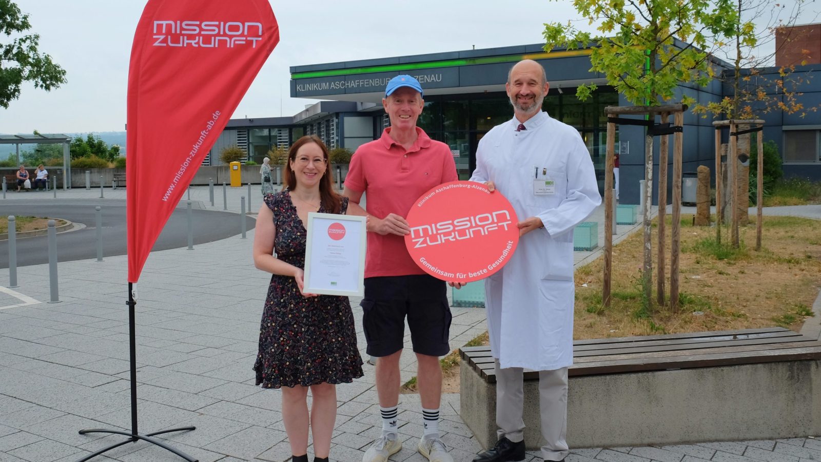 Spendenübergabe am Klinikum Aschaffenburg-Alzenau (v.l.n.r.): Jennifer Fries (Fundraiserin am Klinikum), Tobias Philipp, Prof. Giles Hamilton Vince (Chefarzt der Neurochirurgischen Klinik am Klinikum Aschaffenburg-Alzenau)