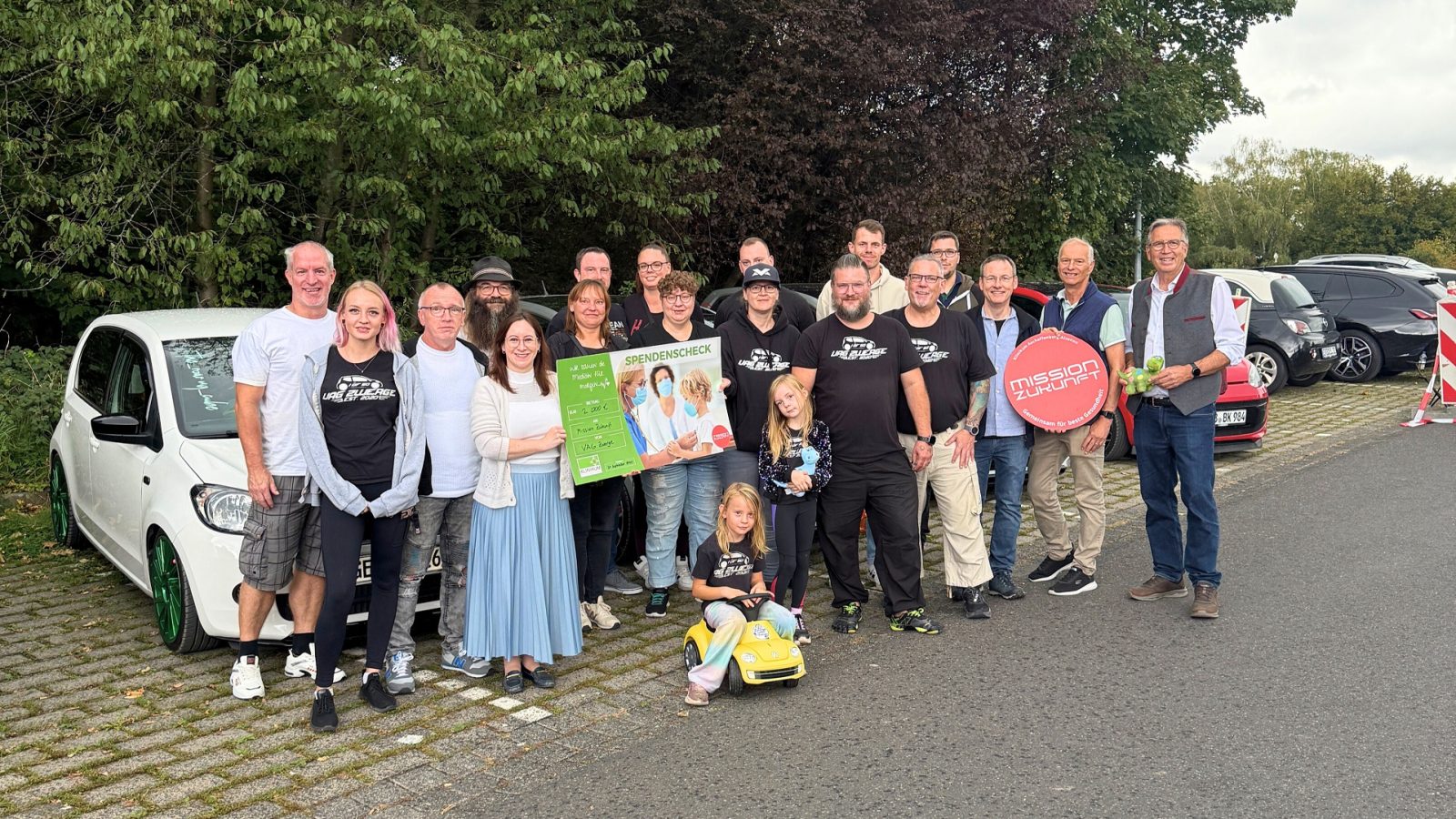 Spendenübergabe VAG-Zwerge klein Bei der Spendenübergabe im Rahmen des Sommerfests der Kinderklinik überreichen Mitglieder der VAG-Zwerge gemeinsam einen Spendenscheck in Höhe von 2.000 Euro. Im Bild zu sehen (von rechts): Jürgen Herzing (Oberbürgermeister Aschaffenburg), Dr. Christian Wieg (Chefarzt der Abteilung für Neonatologie und pädiatrische Intensivmedizin), Prof. Jörg Klepper (Chefarzt der Klinik für Kinder- und Jugendmedizin), Fundraiserin Jennifer Fries (links neben dem Spendenscheck).