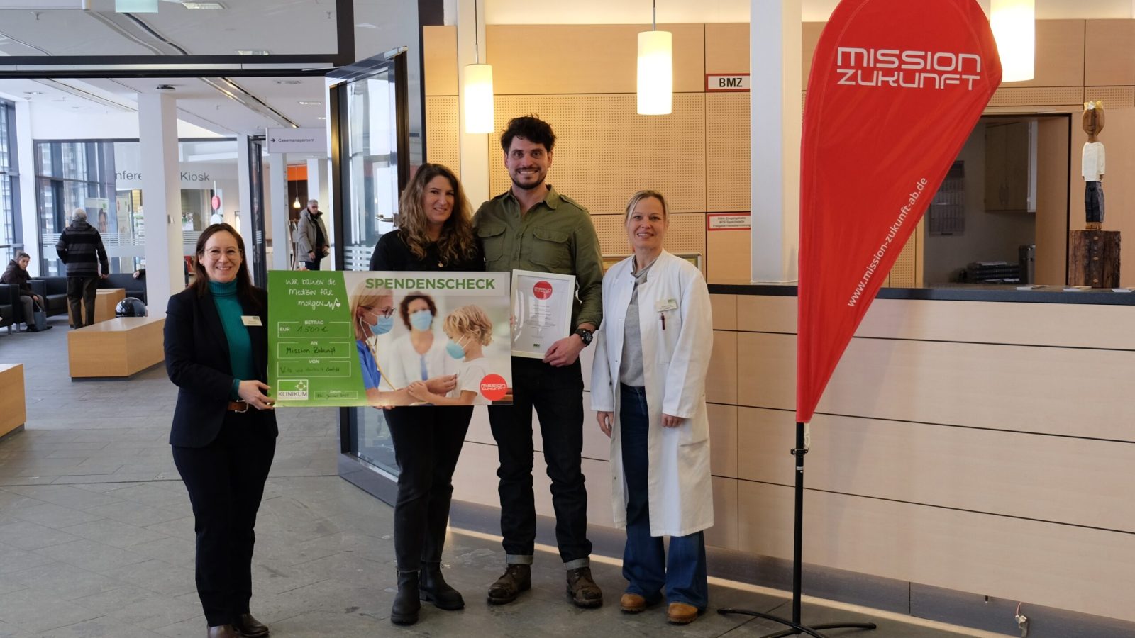 Spendenübergabe im Klinikum Aschaffenburg-Alzenau (v.l.n.r.): Jennifer Fries (Fundraiserin am Klinikum Aschaffenburg-Alzenau), Verena und Sebastian Herbert (Geschäftsführung Volz und Herbert GmbH), Barbara Niesigk (Sektionsleiterin Geburtshilfe)