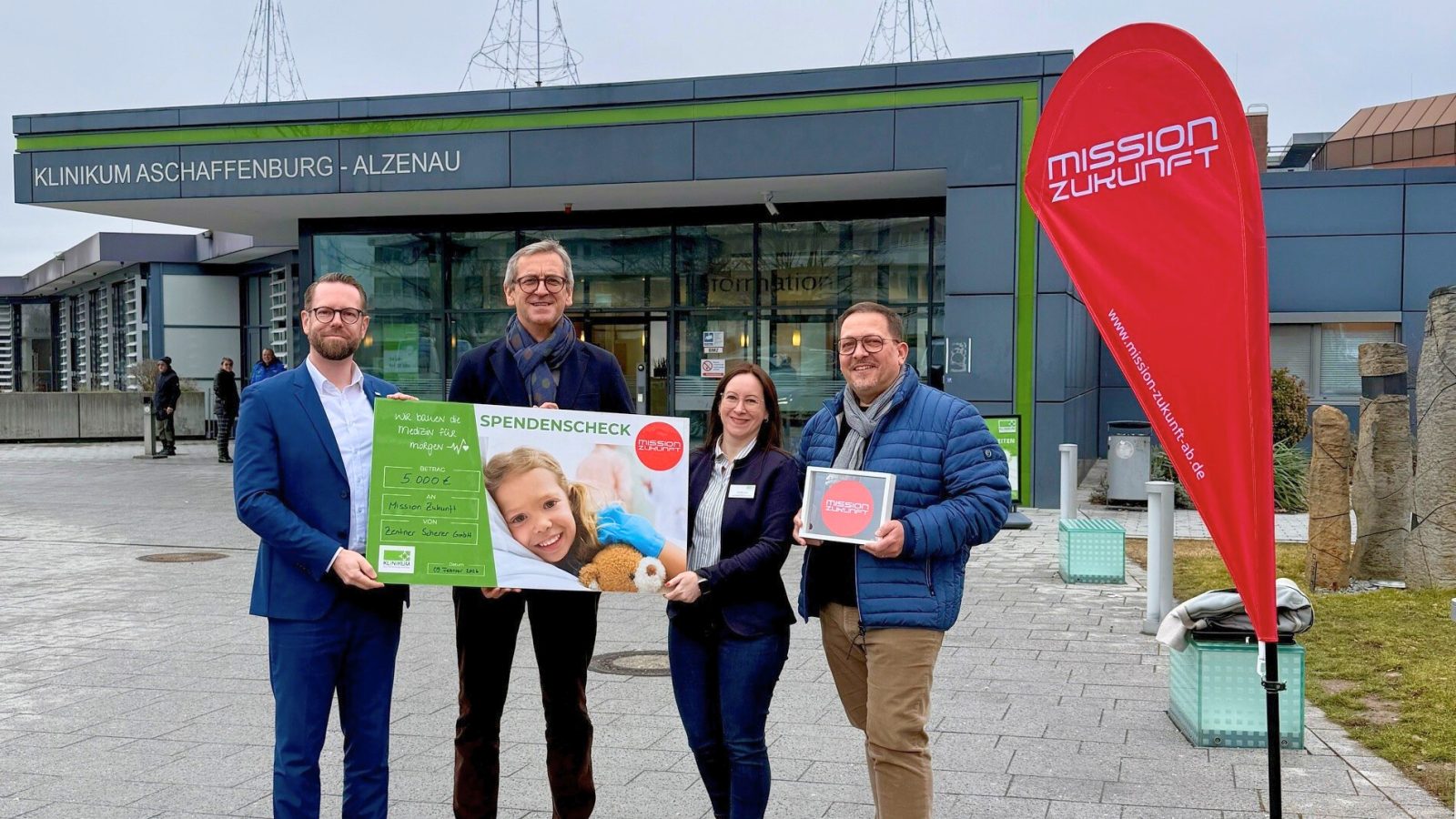 Spendenübergabe am Klinikum Aschaffenburg-Alzenau (v.l.n.r.): Sebastian Lehotzki (Geschäftsführer Klinikum Aschaffenburg-Alzenau), Hans Werner Scherer (Geschäftsführer Zentner Scherer GmbH), Jennifer Fries (Fundraiserin Klinikum Aschaffenburg-Alzenau), Gunnar Adam (Prokurist Zentner Scherer GmbH)